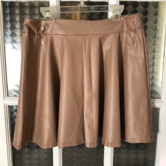 Fashion Nova taupe mini skirt medium - Picture 4 of 5